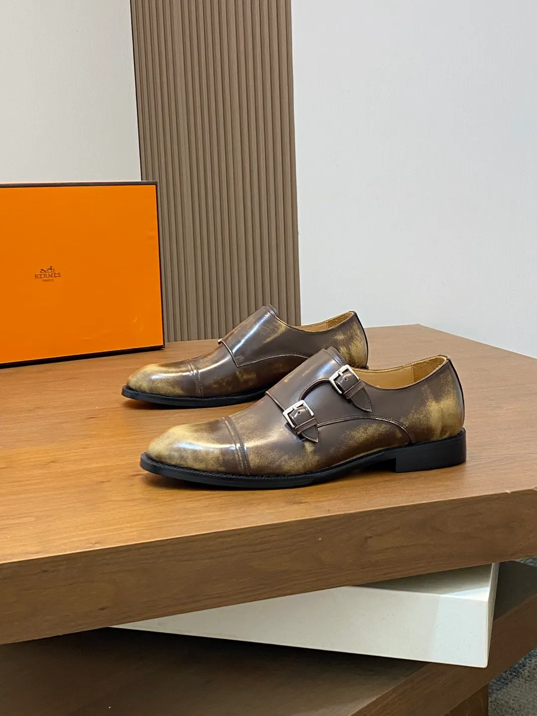Men's shoes 💰780 HERMES/Hermès GAME slip-on loafers. These loafers are made of matte frosted calfskin. They are equipped with functional Kelly shoe buckles to easily create a fashionable urban style. They are equipped with genuine leather welts and lightweight grooved rubber foam outsole. They have genuine calfskin lining and silk-screen logo feet. They are slip-on design. They are novel and fashionable, with a handsome upper. Comes with a dust bag in the original box! Size: 39-40-41-42-43-44 standard leather shoe size (38/45 can be customized but does not support returns)